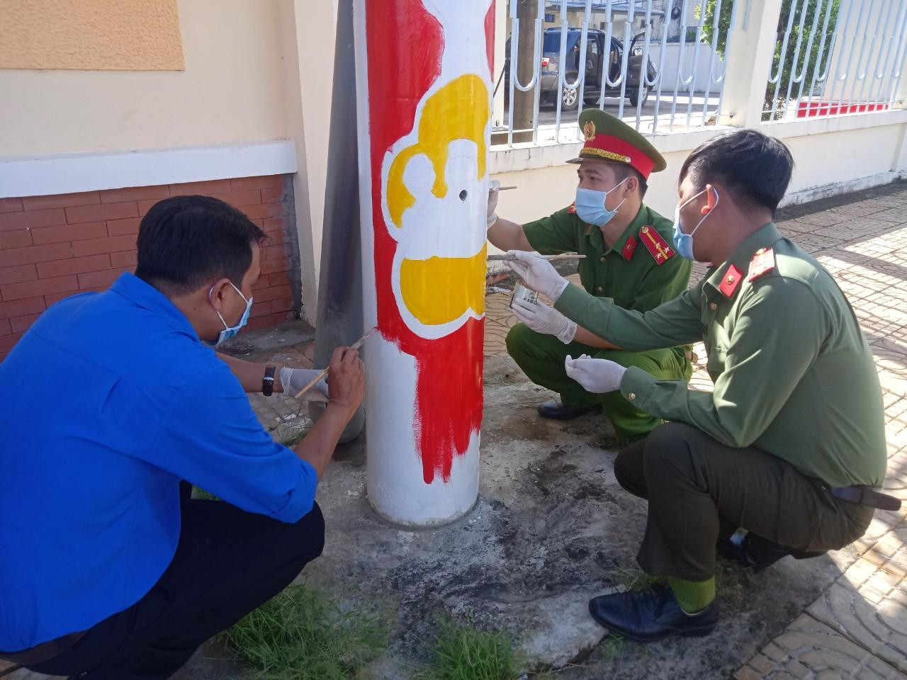 Làm đẹp cho cột điện trên phố. Làm đẹp cho cột điện trên phố.