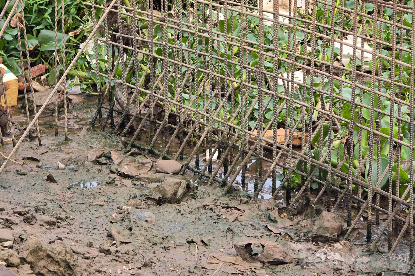 “Dự án tạm ngưng 2 năm. Tôi và bà con mòn mỏi dự án sớm tái khởi động trở lại vì trời mưa nước đọng thành vũng, nắng thì bụi bay vào nhà. Đáng nói, ban đêm không có đèn đường tiềm ẩn nguy cơ tai nạn”, ông Hai nói.