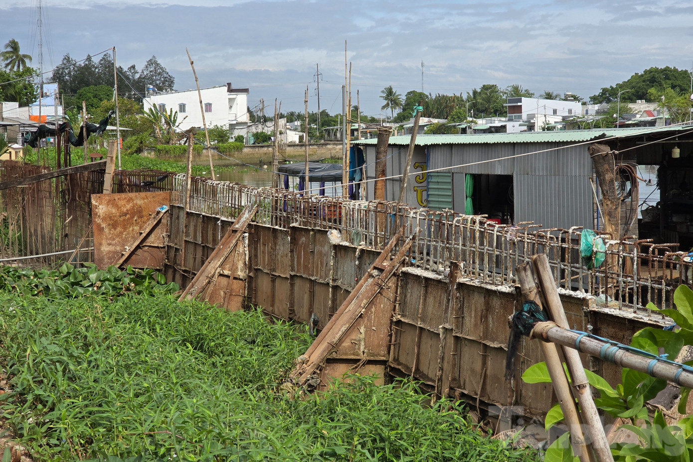 Dự án kè rạch Cái Sơn do Chi cục Thủy lợi thuộc Sở NN&PTNT TP. Cần Thơ làm chủ đầu tư, kinh phí gần 315 tỷ đồng. Trong đó, ngân sách Trung ương hơn 252 tỷ, ngân sách địa phương 62 tỷ đồng.