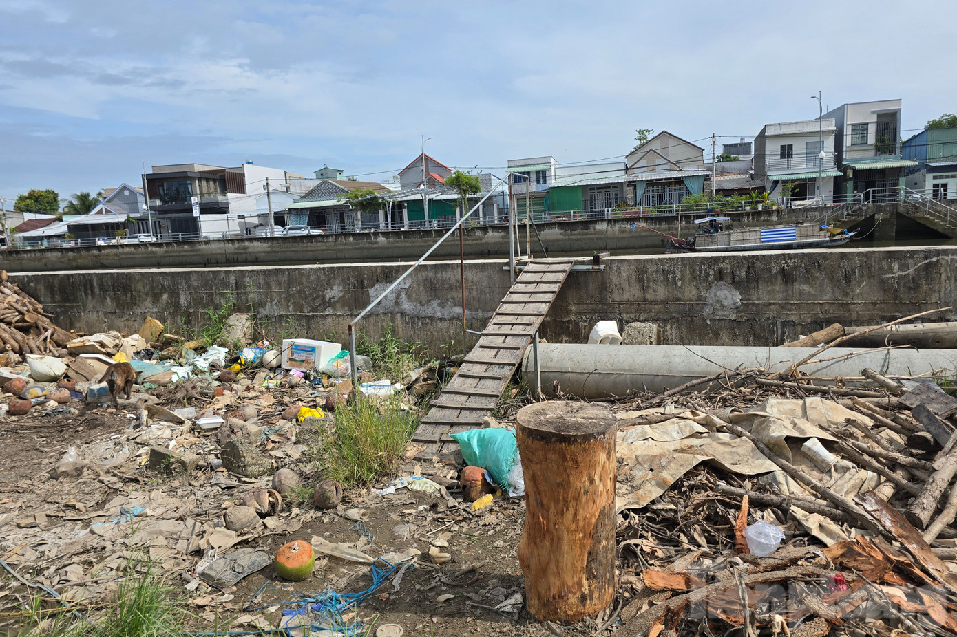 Dự án khởi công từ cuối năm 2019, dự kiến hoàn thành trong năm 2020 nhưng đến nay, sau 4 năm vẫn còn dở dang. Chi cục Thuỷ lợi TP. Cần Thơ cho biết do dự án đã hết thời gian thực hiện và giải ngân vào cuối năm 2022 nên tạm dừng thi công tới nay.