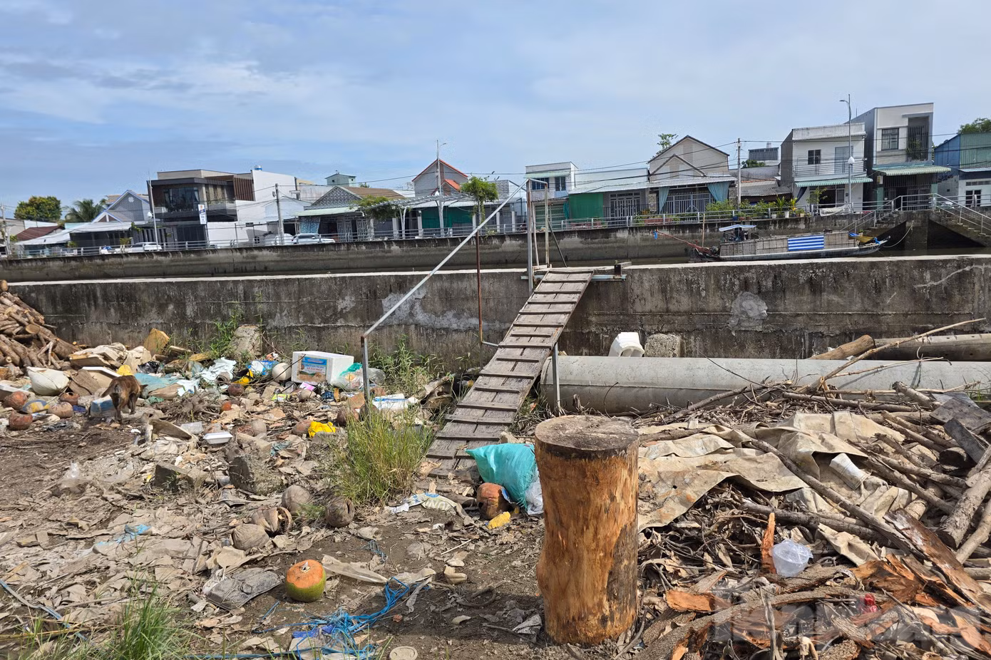 Dự án khởi công từ cuối năm 2019, dự kiến hoàn thành trong năm 2020 nhưng đến nay, sau 4 năm vẫn còn dở dang. Chi cục Thuỷ lợi TP. Cần Thơ cho biết do dự án đã hết thời gian thực hiện và giải ngân vào cuối năm 2022 nên tạm dừng thi công tới nay.