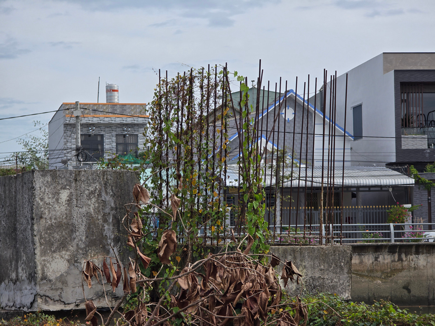 Ông Phùng Văn Hai – 78 tuổi, ngụ khu vực 6, phường An Bình, quận Ninh Kiều cho biết dự án kè rạch Cái Sơn triển khai xây dựng từ năm 2019. Thời điểm đó, người dân ở đây vui mừng vì khi kè hoàn thành góp phần chỉnh trang đô thị, đi lại dễ dàng hơn. Thế nhưng nhiều năm thi công, dự án vẫn dở dang, khiến cuộc sống người dân ở đây gặp nhiều khó khăn.