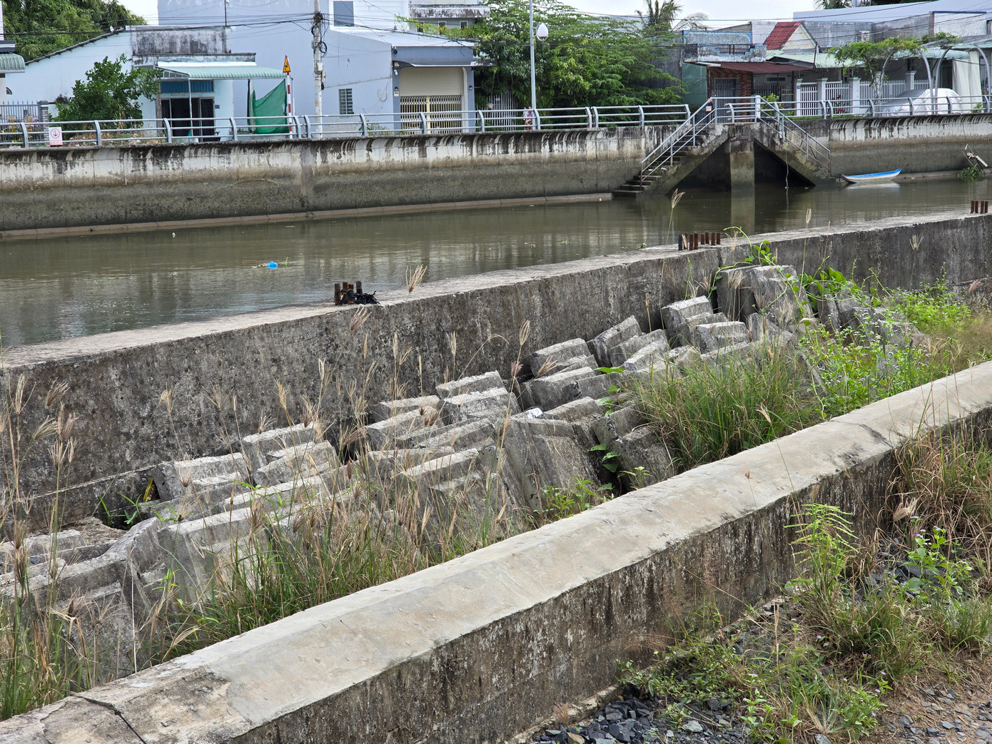 Ông Phùng Văn Hai – 78 tuổi, ngụ khu vực 6, phường An Bình, quận Ninh Kiều cho biết dự án kè rạch Cái Sơn triển khai xây dựng từ năm 2019. Thời điểm đó, người dân ở đây vui mừng vì khi kè hoàn thành góp phần chỉnh trang đô thị, đi lại dễ dàng hơn. Thế nhưng nhiều năm thi công, dự án vẫn dở dang, khiến cuộc sống người dân ở đây gặp nhiều khó khăn.