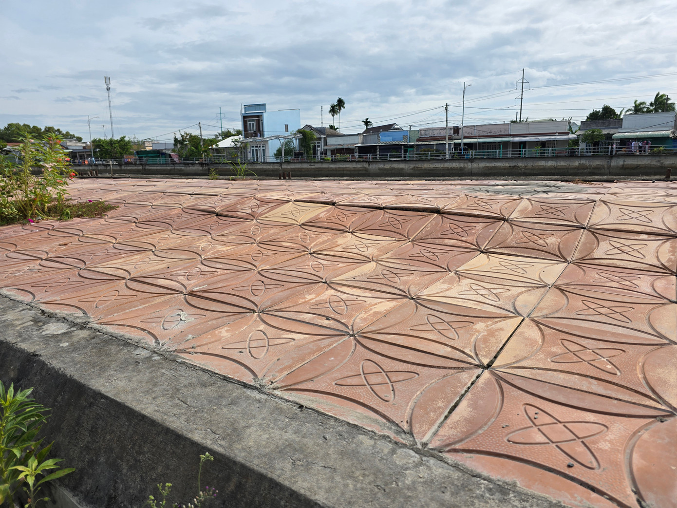 Ông Phùng Văn Hai – 78 tuổi, ngụ khu vực 6, phường An Bình, quận Ninh Kiều cho biết dự án kè rạch Cái Sơn triển khai xây dựng từ năm 2019. Thời điểm đó, người dân ở đây vui mừng vì khi kè hoàn thành góp phần chỉnh trang đô thị, đi lại dễ dàng hơn. Thế nhưng nhiều năm thi công, dự án vẫn dở dang, khiến cuộc sống người dân ở đây gặp nhiều khó khăn.