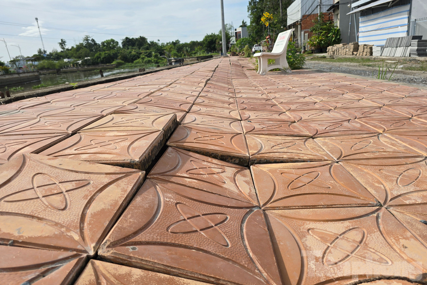 Theo ghi nhận của phóng viên, hiện nay dự án có dấu hiệu xuống cấp, đặc biệt là vỉa hè bị lún, nứt.