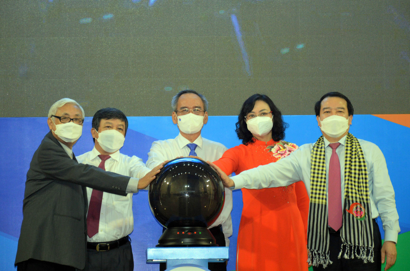 Thứ trưởng Bộ VHTT&DL phát động mở cửa lại hoạt động du lịch trong điều kiện bình thường mới. Thứ trưởng Bộ VHTT&DL phát động mở cửa lại hoạt động du lịch trong điều kiện bình thường mới.