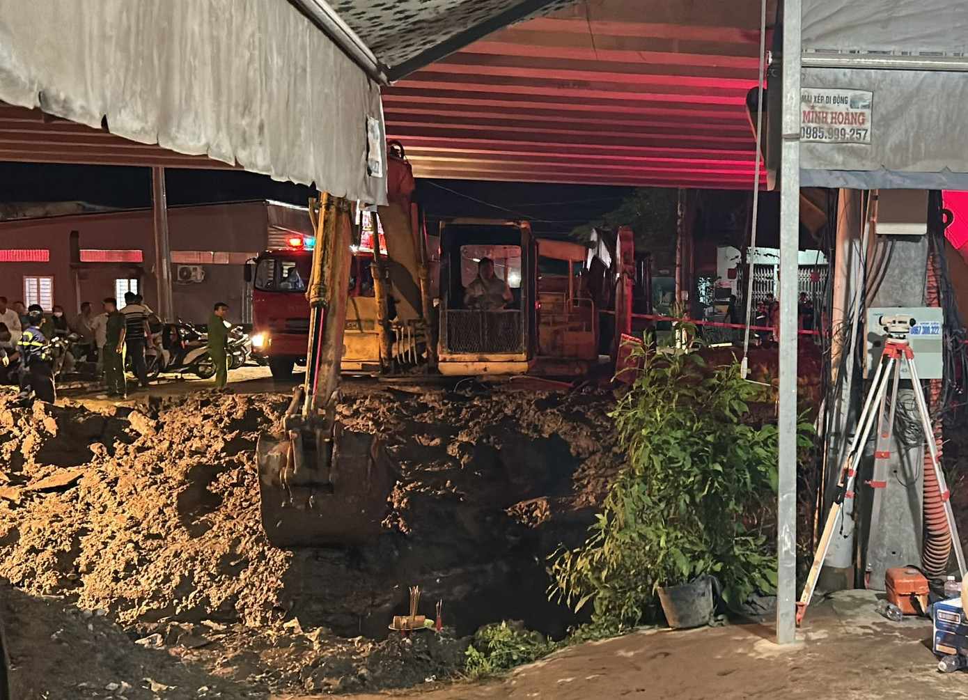 Lực lượng chức năng tìm thấy thi thể nạn nhân bị vùi lấp.