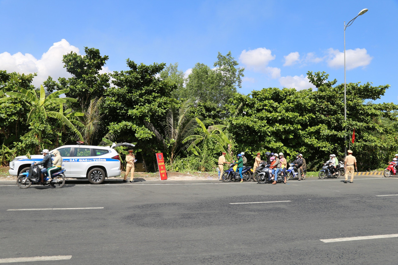 Lực lượng CSGT phát nước cho người dân về quê nghỉ lễ. Lực lượng CSGT phát nước cho người dân về quê nghỉ lễ.