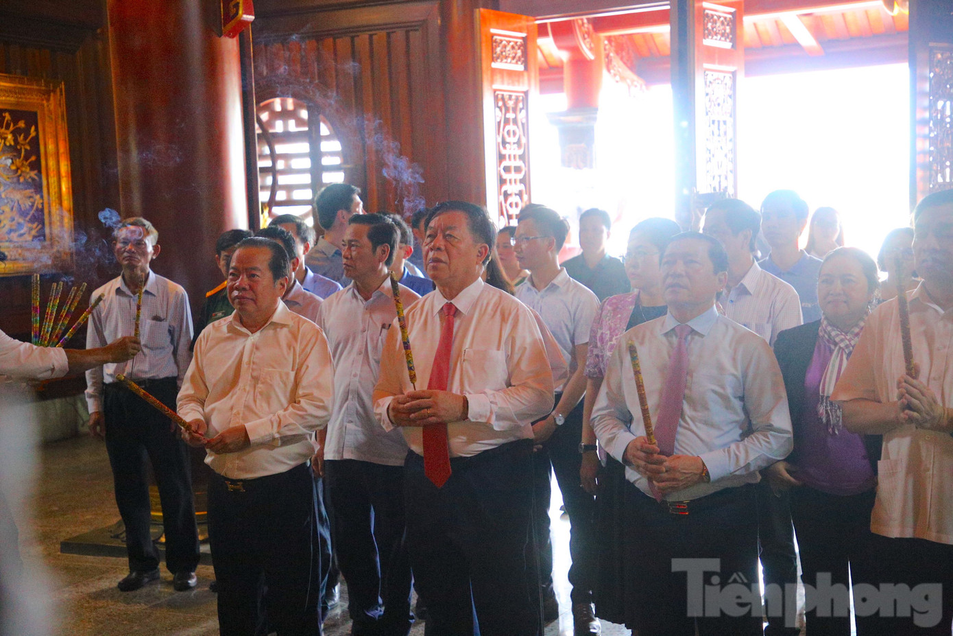 Trưởng Ban Tuyên giáo Trung ương - Nguyễn Trọng Nghĩa cùng đoàn công tác dâng hương tại đền thờ Chủ tịch Hồ Chí Minh. Ảnh: Nhật Huy.