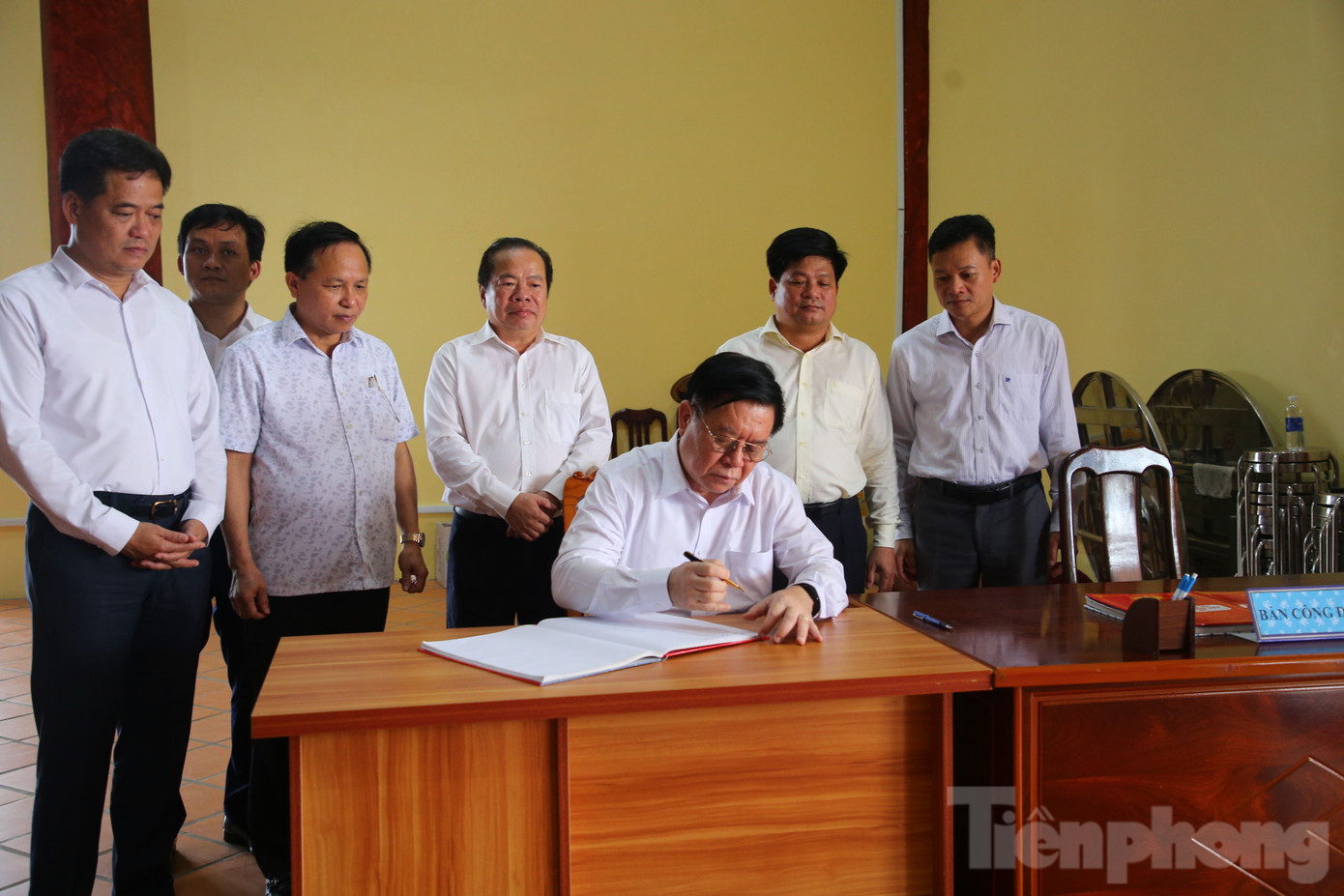 Ghi vào sổ lưu niệm, Trưởng Ban Tuyên giáo Trung ương - Nguyễn Trọng Nghĩa viết: “Đời đời biết ơn Bác Hồ kính yêu; các Anh hùng liệt sĩ và biết bao đồng bào đã kiên cường chiến đấu anh dũng, hy sinh vì sự nghiệp đấu tranh giải phóng dân tộc... Các thế hệ người Việt Nam hôm nay và mai sau nguyện sống xứng đáng với sự cống hiến, hy sinh cao cả của lớp lớp cha anh; nguyện luôn học tập và làm theo tư tưởng đạo đức, phong cách của Bác Hồ. Ra sức phấn đấu, đoàn kết, một lòng xây dựng quê hương Kiên Giang và đất nước ta ngày càng giàu đẹp, phồn vinh, hạnh phúc”. Ảnh: Nhật Huy.