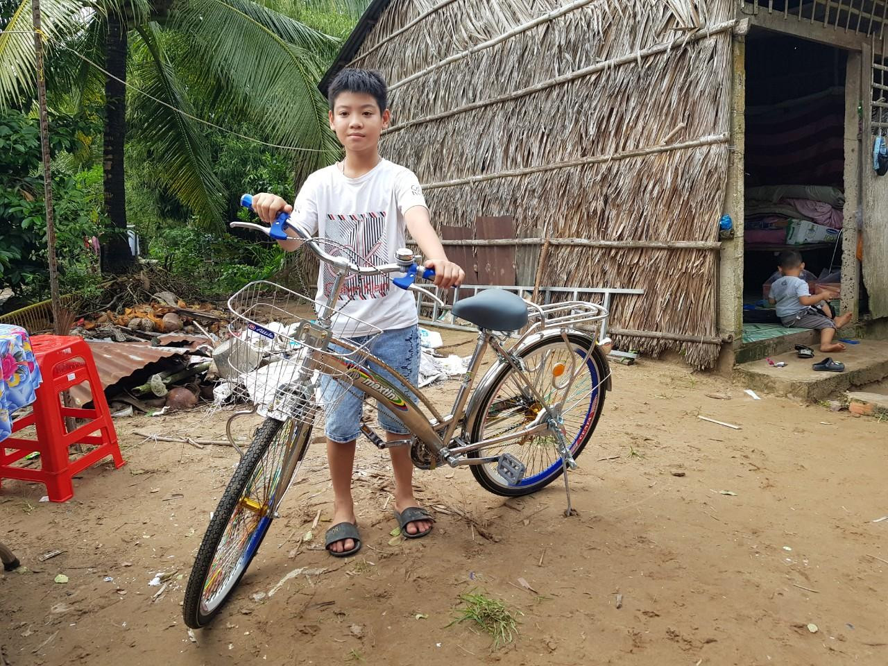 Em Nguyễn Huỳnh Thế Vinh được tặng xe đạp để thuận tiện cho việc đi học. Em Nguyễn Huỳnh Thế Vinh được tặng xe đạp để thuận tiện cho việc đi học.