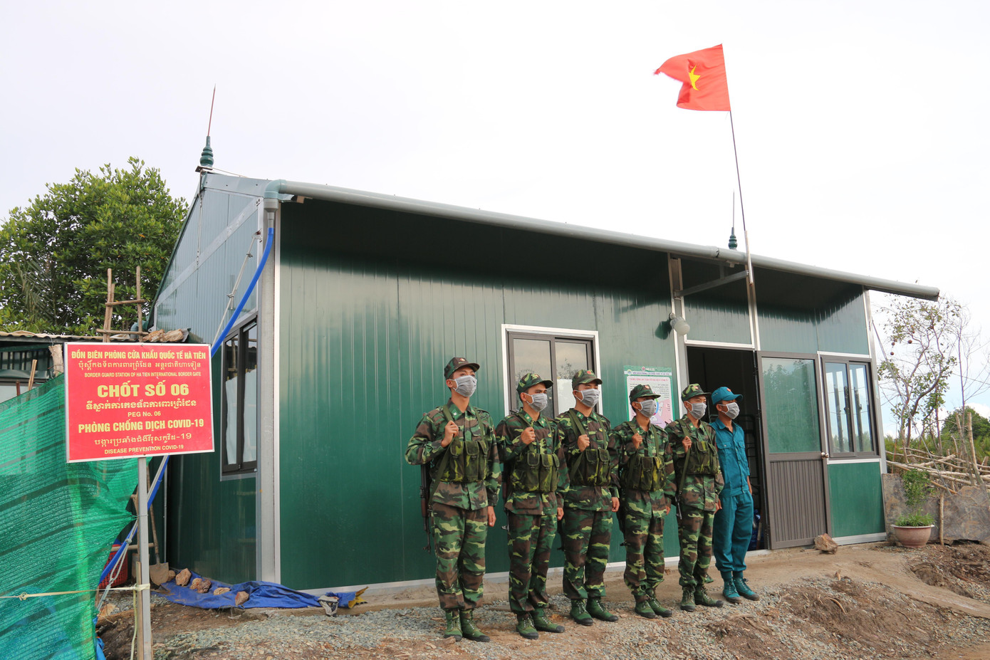 Thượng úy Ngân Văn Hành - Trạm trưởng trạm kiểm soát biên phòng Vàm Hàng (Đồn biên phòng cửa khẩu Quốc tế Hà Tiên) cho biết, đơn vị được giao quản lí đoạn biên giới dài 6km. Trước tình hình dịch COVID -19, các anh em chiến sĩ tuần tra kiểm soát 24/24 đường bộ và đường sông ngăn chặn người xuất nhập cảnh trái phép.