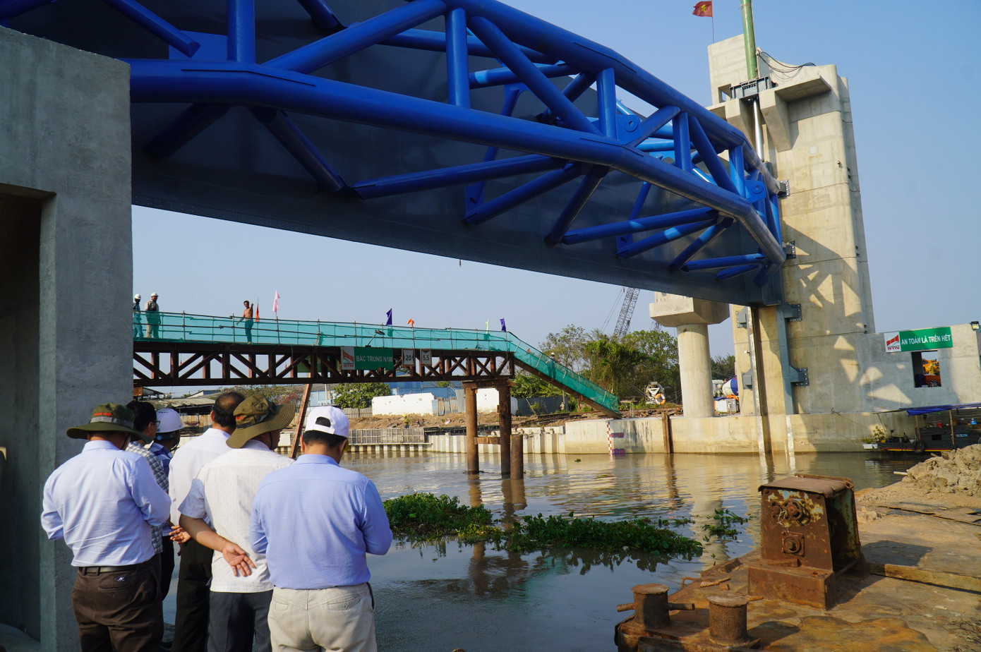 Cống Nguyễn Tấn Thành được đóng vào ngày 1/3, sớm hơn kế hoạch tỉnh đã định trước đó là ngày 7.3.