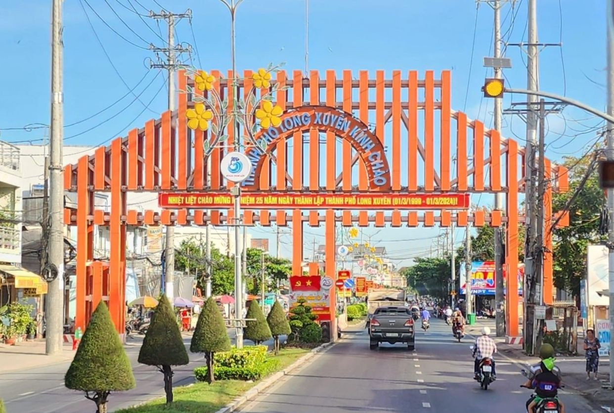 Cổng chào TP. Long Xuyên, tỉnh An Giang được đầu tư với số tiền lên tới hơn 6,8 tỷ đồng, từ ngân sách địa phương.