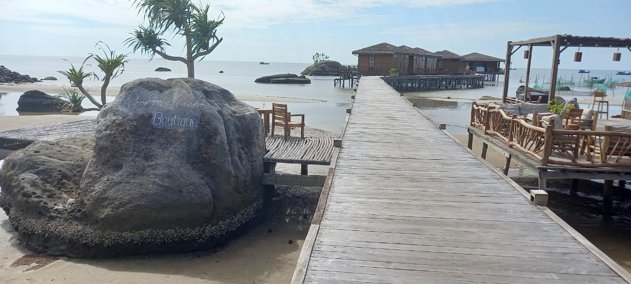 Khu nghỉ dưỡng Rocks Beach Boutique vi phạm nhưng vẫn chưa tháo dỡ. Ảnh CTV. Khu nghỉ dưỡng Rocks Beach Boutique vi phạm nhưng vẫn chưa tháo dỡ. Ảnh CTV.