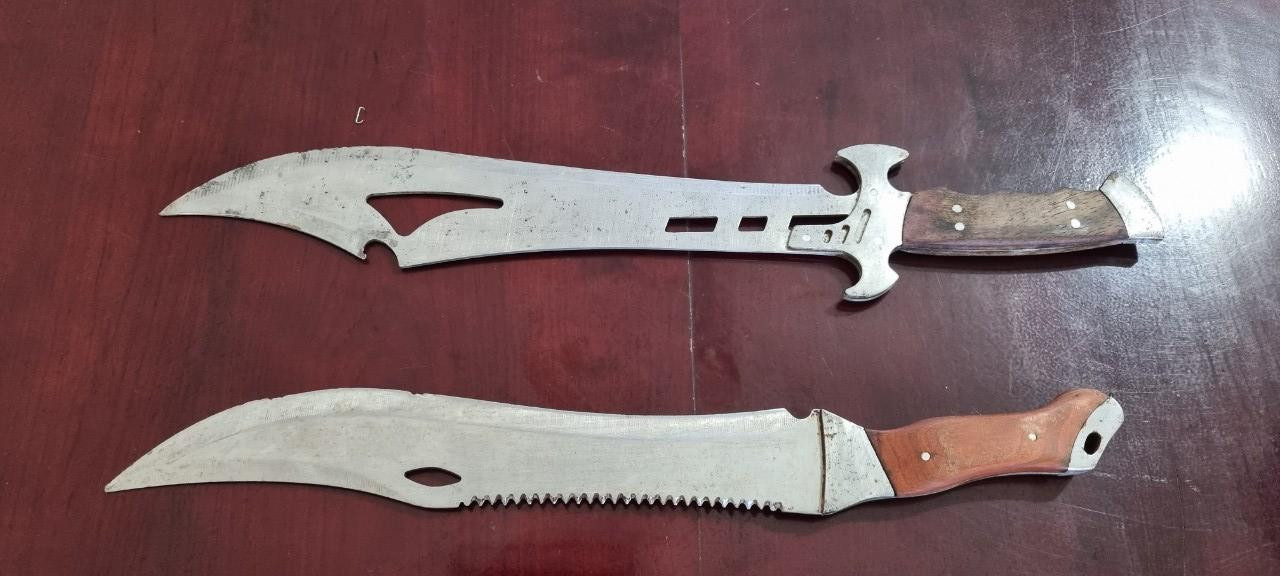 2 cây dao của Danh Bé Em dùng để đe dọa và chém lực lượng chức năng. 2 cây dao của Danh Bé Em dùng để đe dọa và chém lực lượng chức năng.