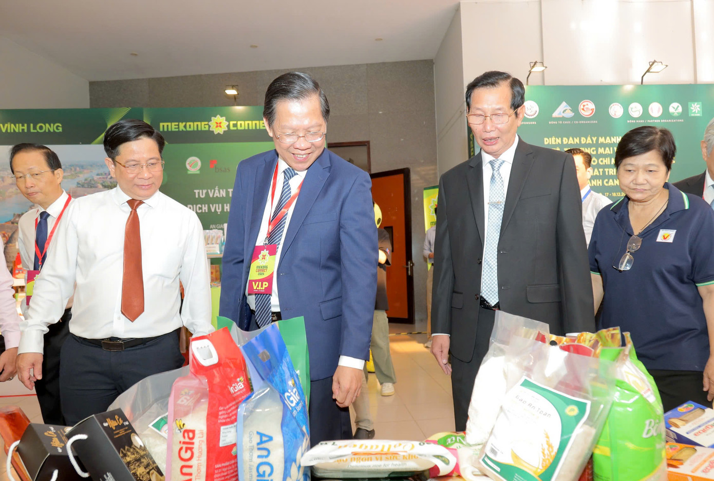 Chủ tịch UBND TPHCM - Phan Văn Mãi cùng các đại biểu tham quan gian hàng tại Diễn đàn Mekong Connect 2024. Chủ tịch UBND TPHCM - Phan Văn Mãi cùng các đại biểu tham quan gian hàng tại Diễn đàn Mekong Connect 2024.