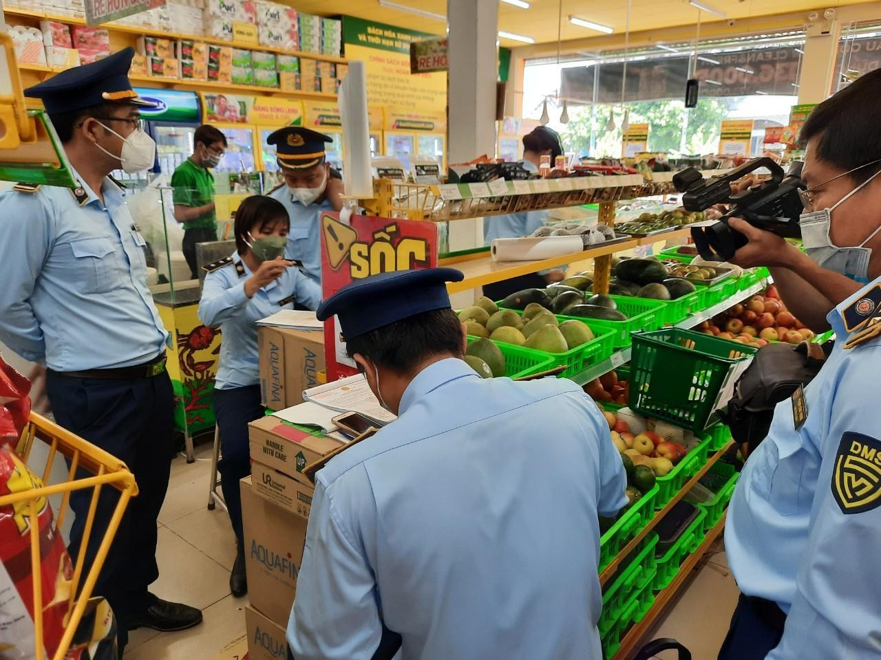 Kiểm tra, lập biên bản cửa hàng Bách Hóa Xanh. Ảnh do Phòng Kinh tế TP. Sóc Trăng cung cấp.