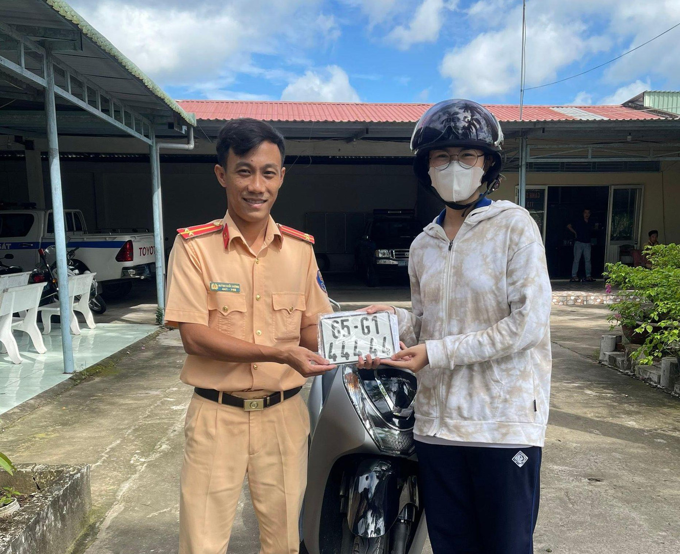 Chị N. vui mừng khi bấm được biển số "ngũ quý" 4. Chị N. vui mừng khi bấm được biển số "ngũ quý" 4.