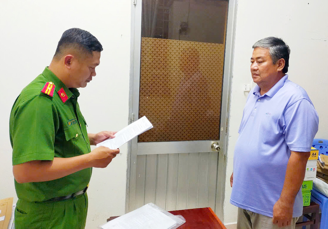 Hai bị can Phú và Vương. Ảnh: CA. Hai bị can Phú và Vương. Ảnh: CA.