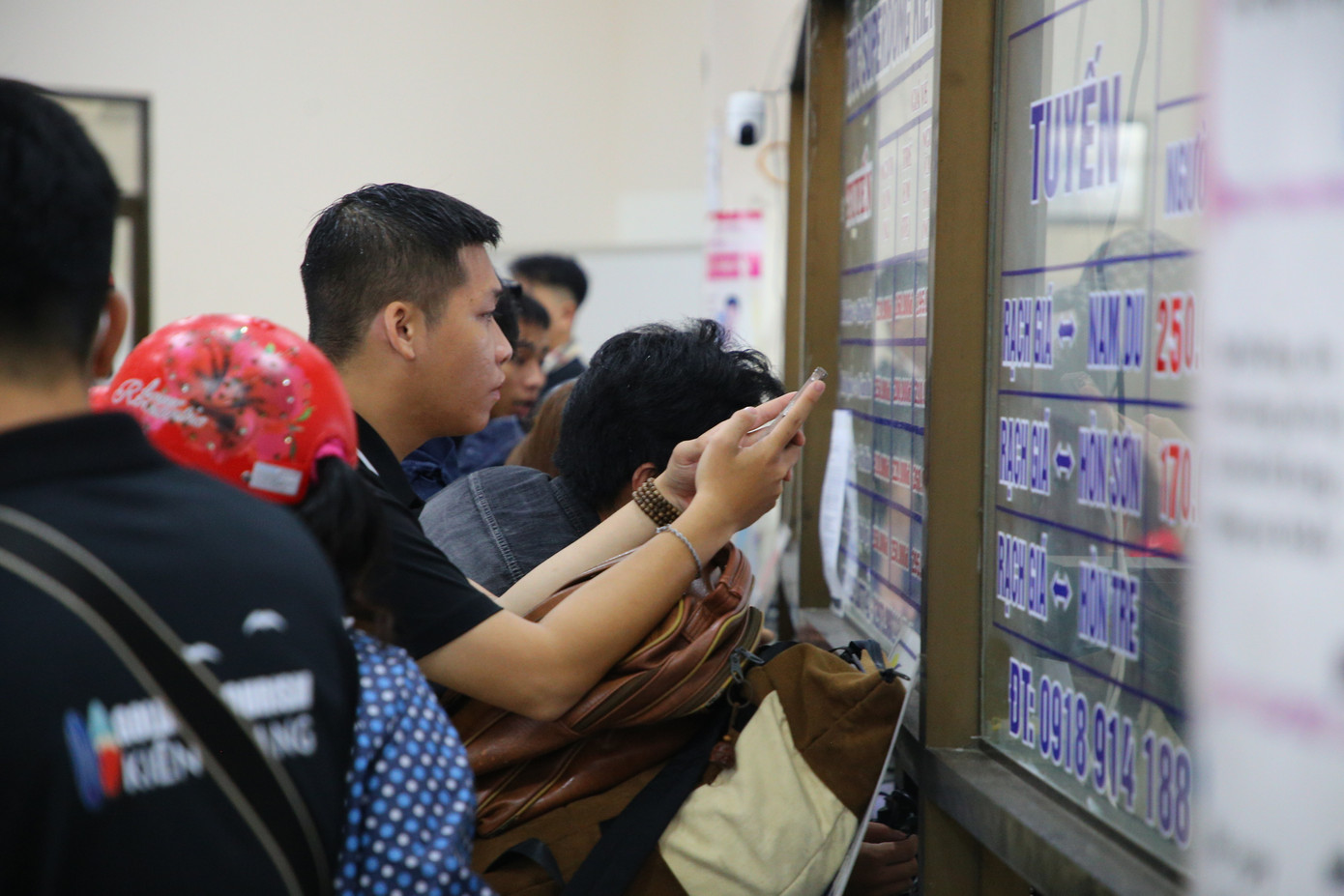 Tại các phòng vé, các nhân viên làm các thủ tục hoàn vé, trả tiền cho hành khách.