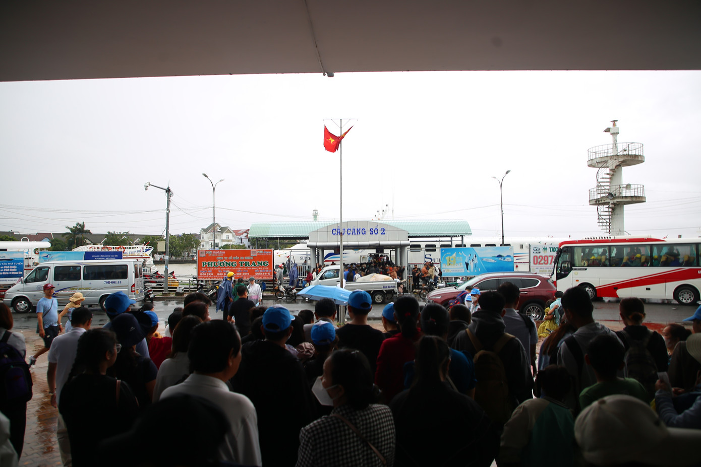 Tàu Phú Quốc, Nam Du tạm ngừng hoạt động, hàng trăm hành khách 'chôn chân' tại bến cảng Ảnh: Nhật Huy.