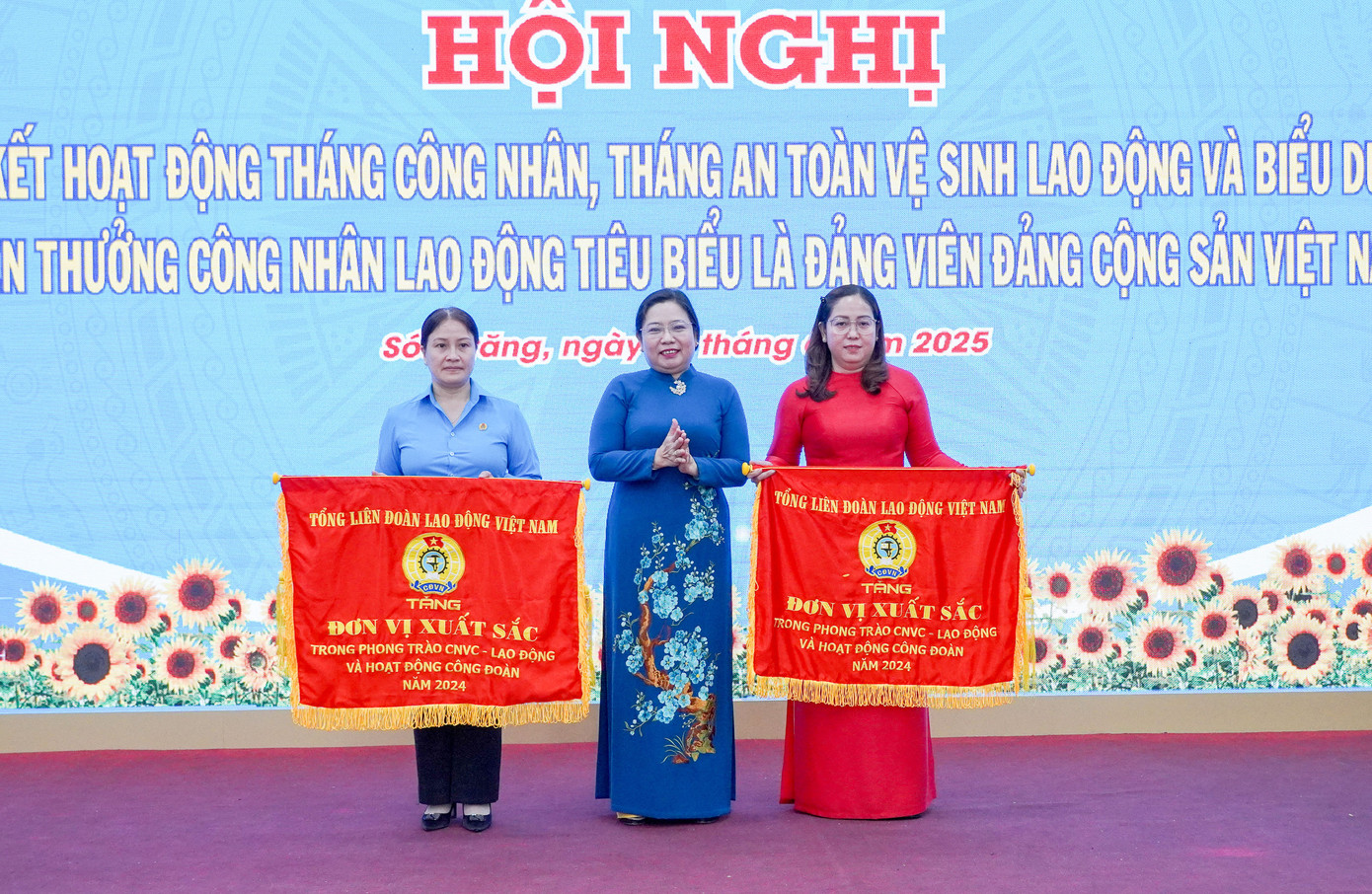 Bà Hồ Thị Cẩm Đào trao Cờ thi đua của Tổng LĐLĐ Việt Nam cho 2 tập thể xuất sắc.