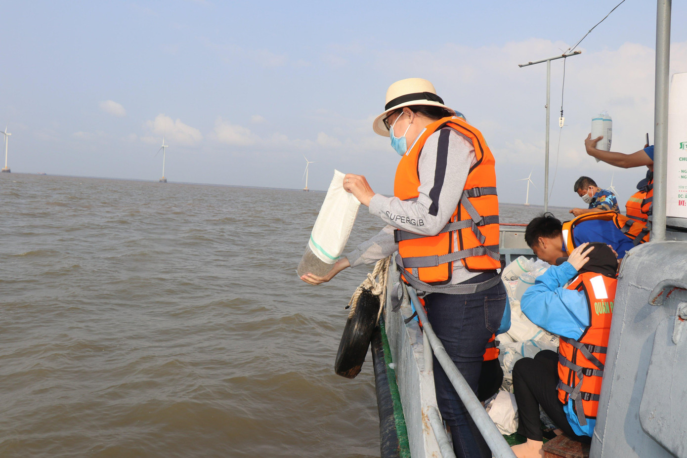 Thả 4,2 triệu con tôm giống tái tạo nguồn lợi thủy sản tại Lễ Nghinh Ông.