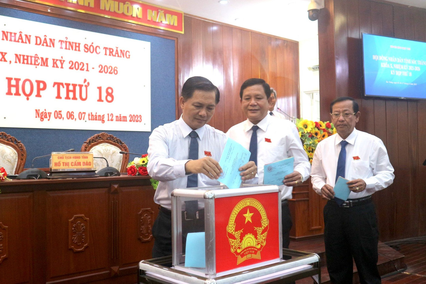 Các đại biểu bỏ phiếu tín nhiệm tại kỳ họp. Các đại biểu bỏ phiếu tín nhiệm tại kỳ họp.