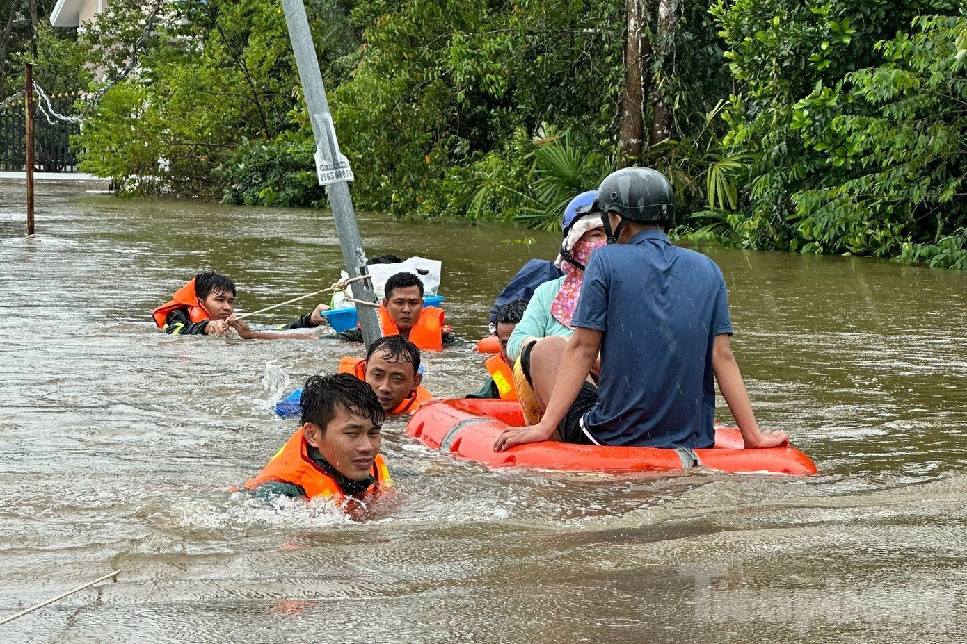 Cán bộ, chiến sĩ sơ tán người dân ra khỏi khu vực nguy hiểm. Cán bộ, chiến sĩ sơ tán người dân ra khỏi khu vực nguy hiểm.