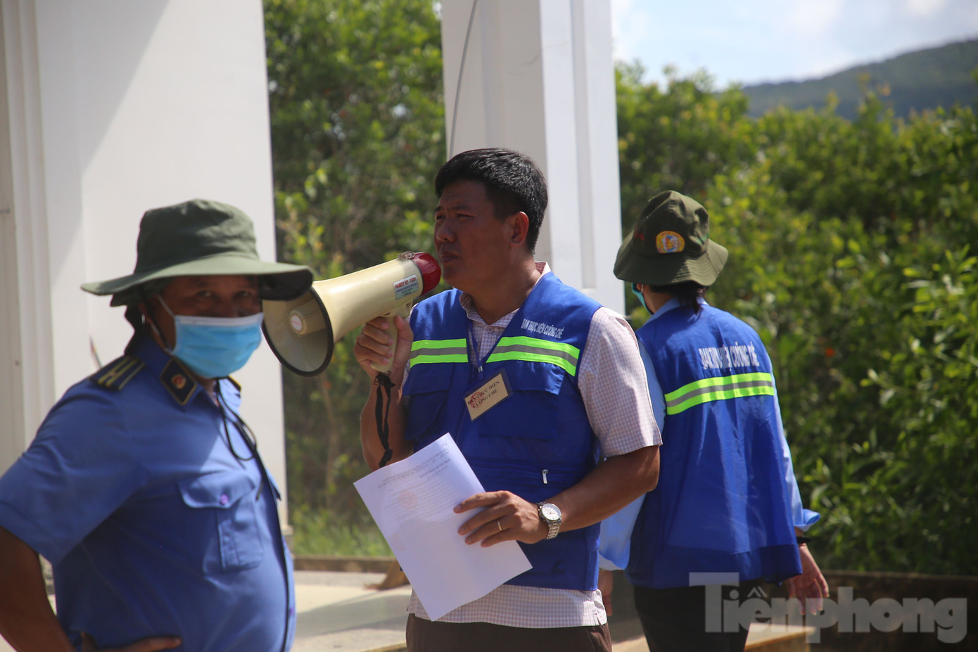 Lực lượng chức năng đọc quyết định cưỡng chế.