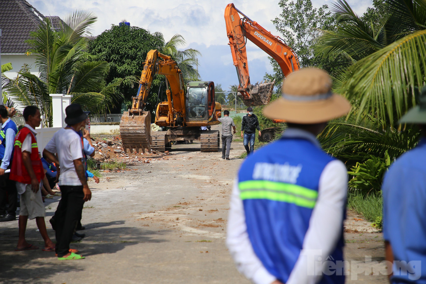 Ông Huỳnh Quang Hưng - Chủ tịch UBND TP. Phú Quốc, khẳng định sẽ cương quyết xử lý các công trình vi phạm, không chỉ các căn biệt thự mà còn một số công trình vi phạm khác trên địa bàn xã Gành Dầu, Hàm Ninh, Dương Tơ... để lập lại trật tự xây dựng.