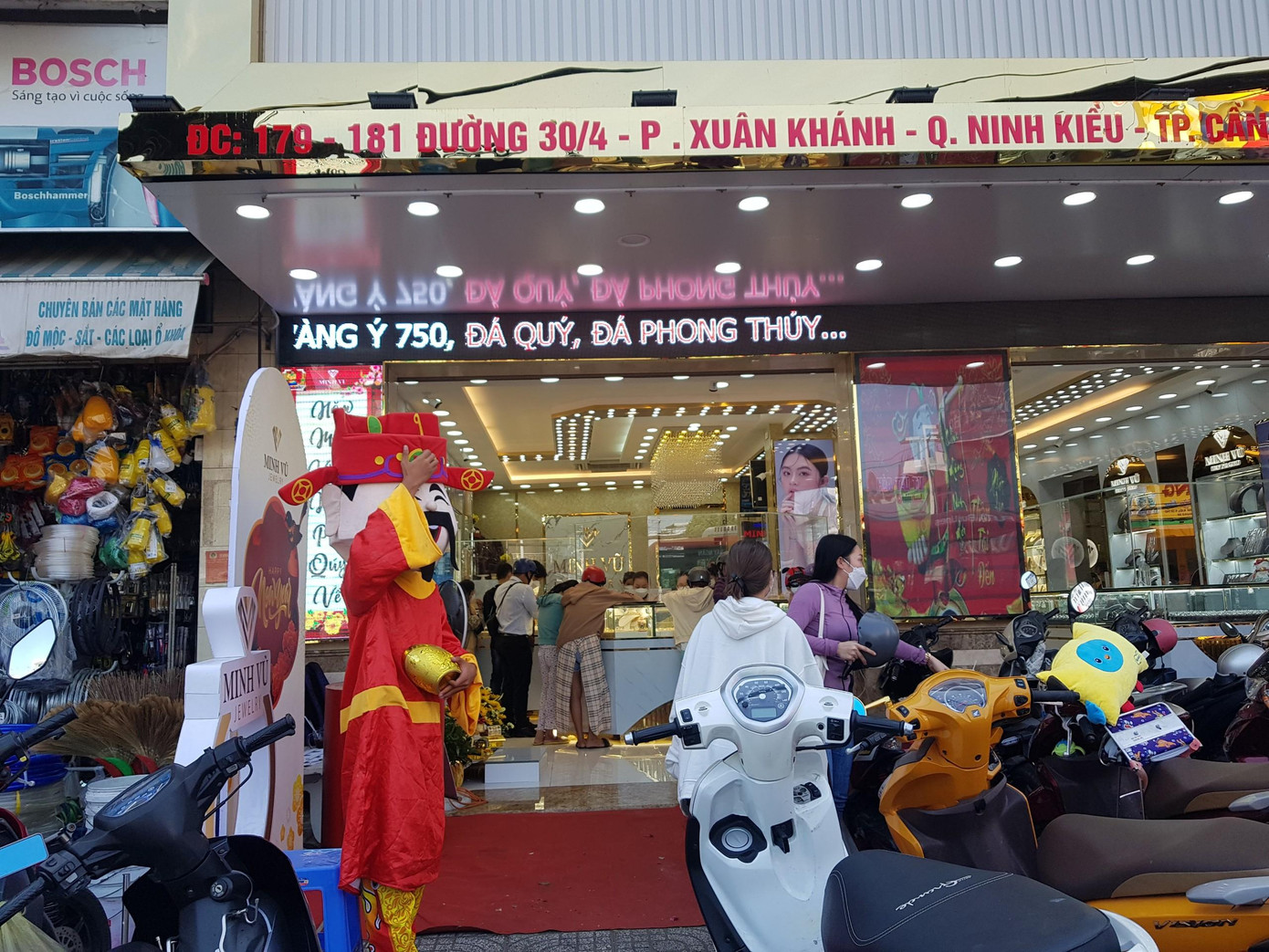 Một số cửa hàng vàng trên đường 30/4, quận Ninh Kiều, TP. Cần Thơ đông khách đến mua sắm. Một số cửa hàng vàng trên đường 30/4, quận Ninh Kiều, TP. Cần Thơ đông khách đến mua sắm.