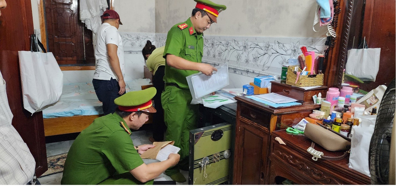 Khám xét chỗ ở của Nguyễn Văn Nguyên. Ảnh: Văn Vũ. Khám xét chỗ ở của Nguyễn Văn Nguyên. Ảnh: Văn Vũ.