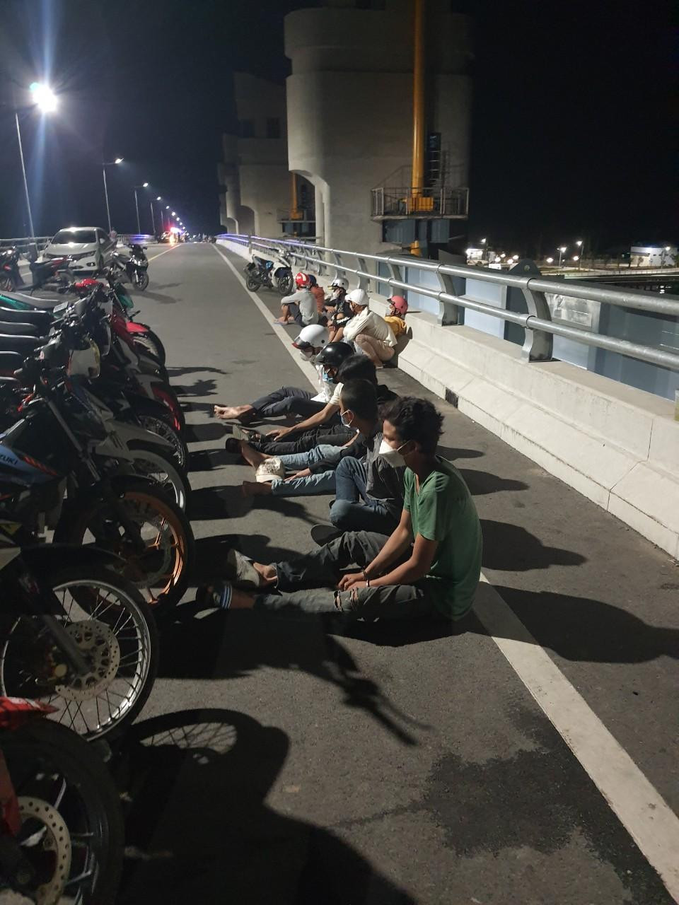 Nhóm thanh niên tụ tập đua xe trên cống ngăn mặn. Nhóm thanh niên tụ tập đua xe trên cống ngăn mặn.