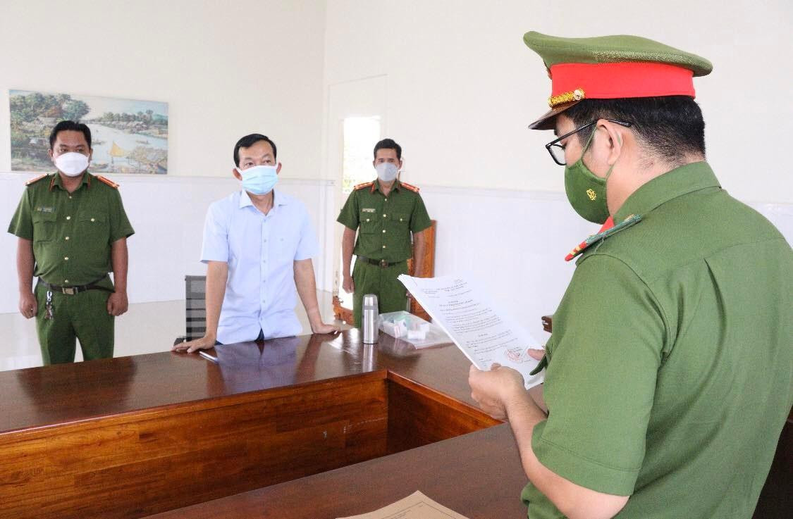 Công an đọc lệnh bắt tạm giam Phạm Vũ Phương.