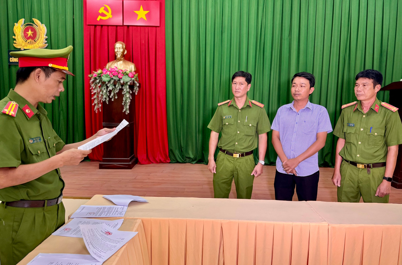 Cơ quan Công an đang tống đạt các quyết định khởi tố đối với bị can Phạm Quang Vinh. Ảnh: Nghiêm Túc. Cơ quan Công an đang tống đạt các quyết định khởi tố đối với bị can Phạm Quang Vinh. Ảnh: Nghiêm Túc.