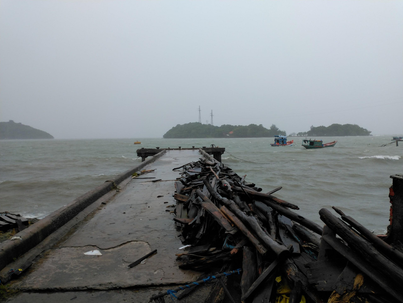 Anh Nguyễn Minh Nhựt, ở đảo Hòn Tre (huyện Kiên Hải, Kiên Giang) thông tin: Hiện nay trên đảo đang mưa rất to, gió mạnh, người dân ở trong nhà không dám ra ngoài...