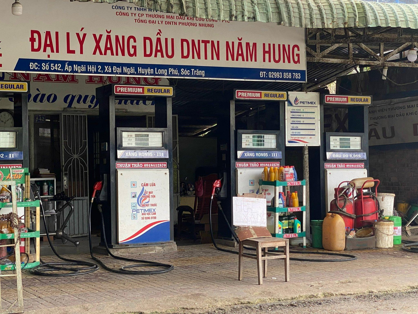 Bà Nguyễn Thị Bích Vân, chủ đại lý kinh doanh xăng dầu Năm Hung (huyện Long Phú) cho biết, phía công ty giao cho cửa hàng bao nhiêu thì bán bấy nhiêu, còn không giao nữa thì treo bảng nghỉ bán. Từ lúc giá xăng dầu lên xuống, phía công ty giao vừa đủ bán, không có chiết khấu nên lỗ từ đầu năm tới giờ...