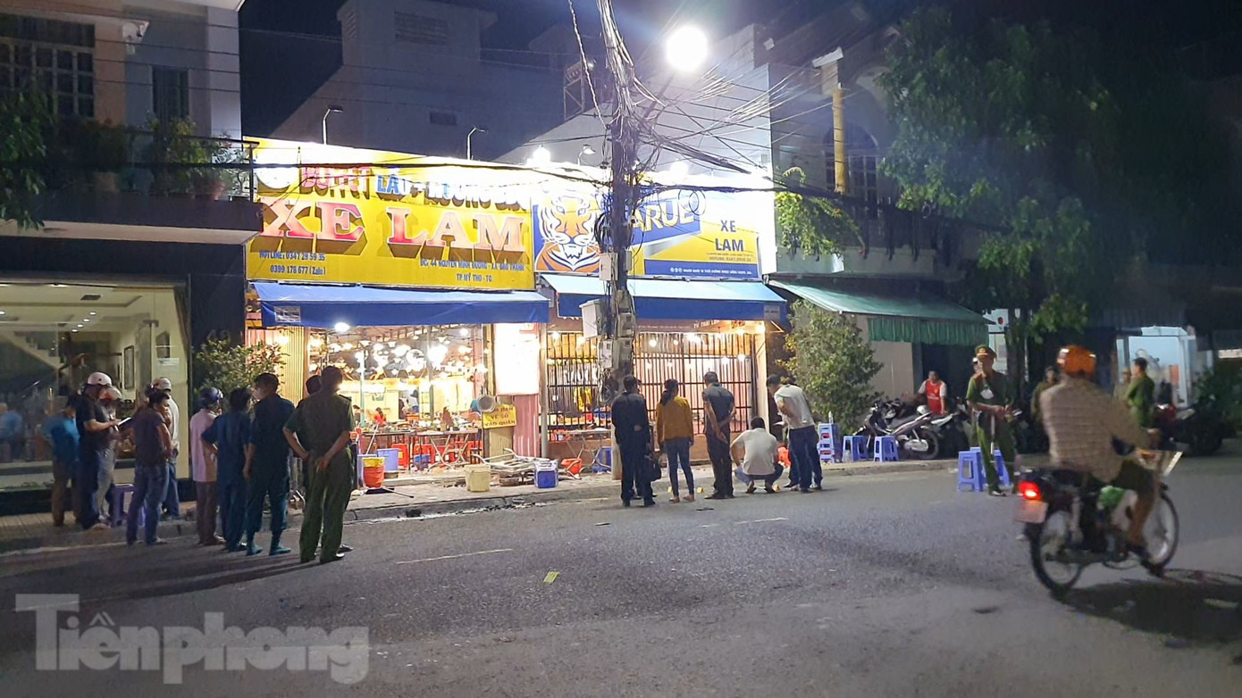 Cảnh sát phong tỏa hiện trường để điều tra vụ việc. Ảnh: Thảo Vy. Cảnh sát phong tỏa hiện trường để điều tra vụ việc. Ảnh: Thảo Vy.