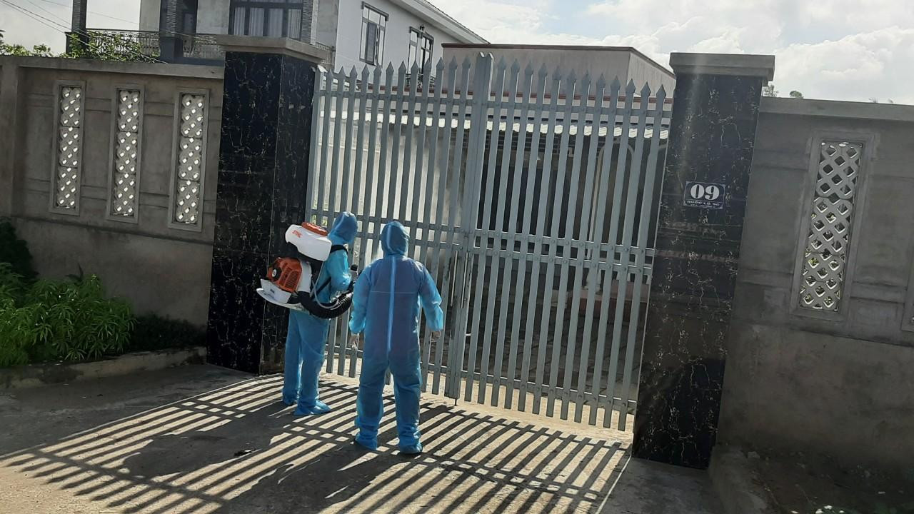 Lực lượng chức năng phun khử khuẩn nhà 2 ca mắc COVID -19 ở phường 9, TP. Mỹ Tho.