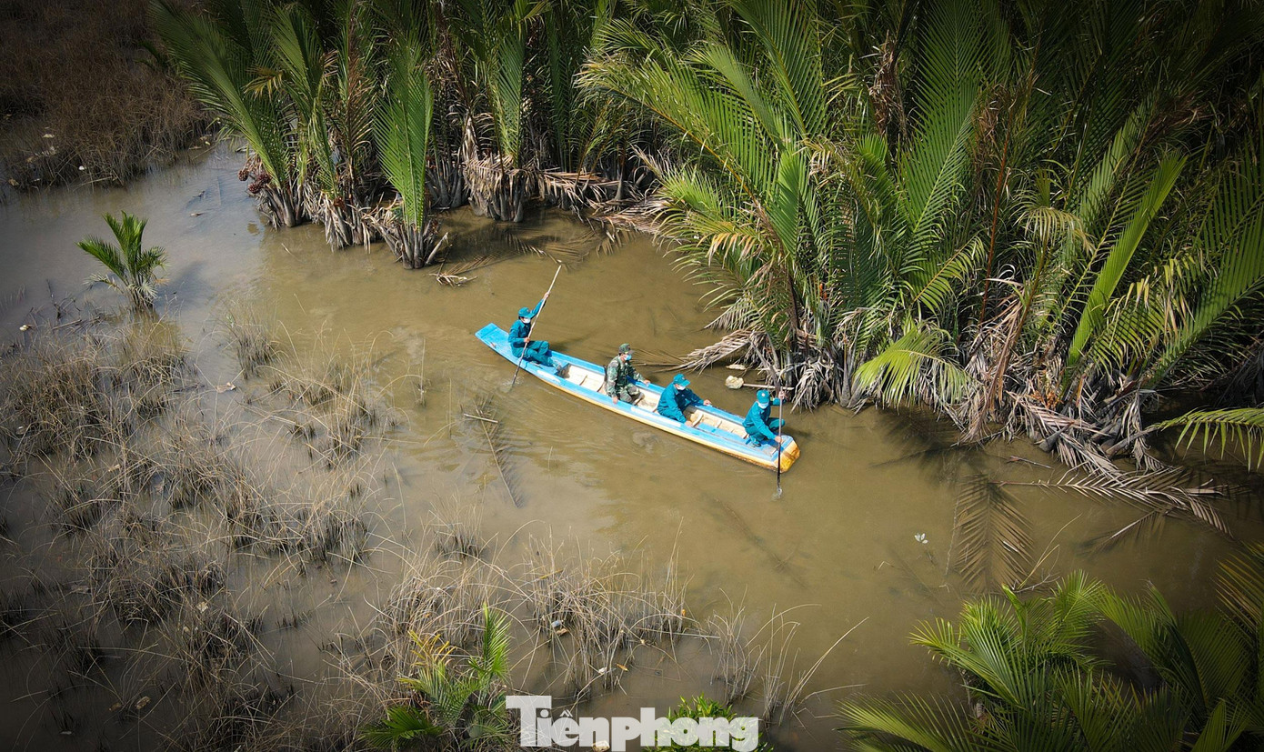 Cán bộ, chiến sĩ lực lượng dân quân tự vệ tuần tra trên các kênh, rạch lối mở dọc theo tuyến biên giới.