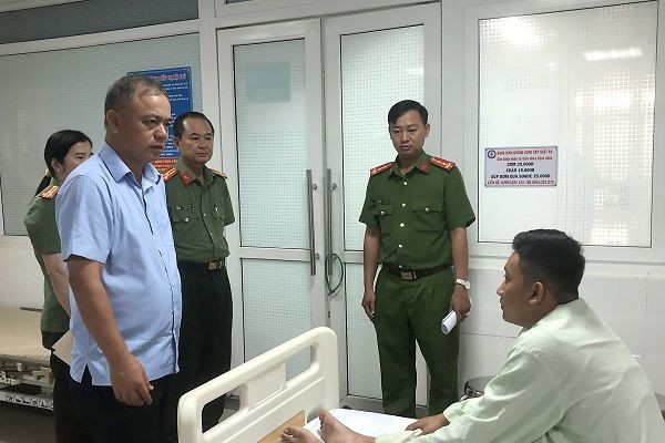 Đại tá Bùi Quốc Khánh, Giám đốc Công an tỉnh Sóc Trăng thăm hỏi, động viên chiến sĩ công an bị thương. Ảnh: CACC.