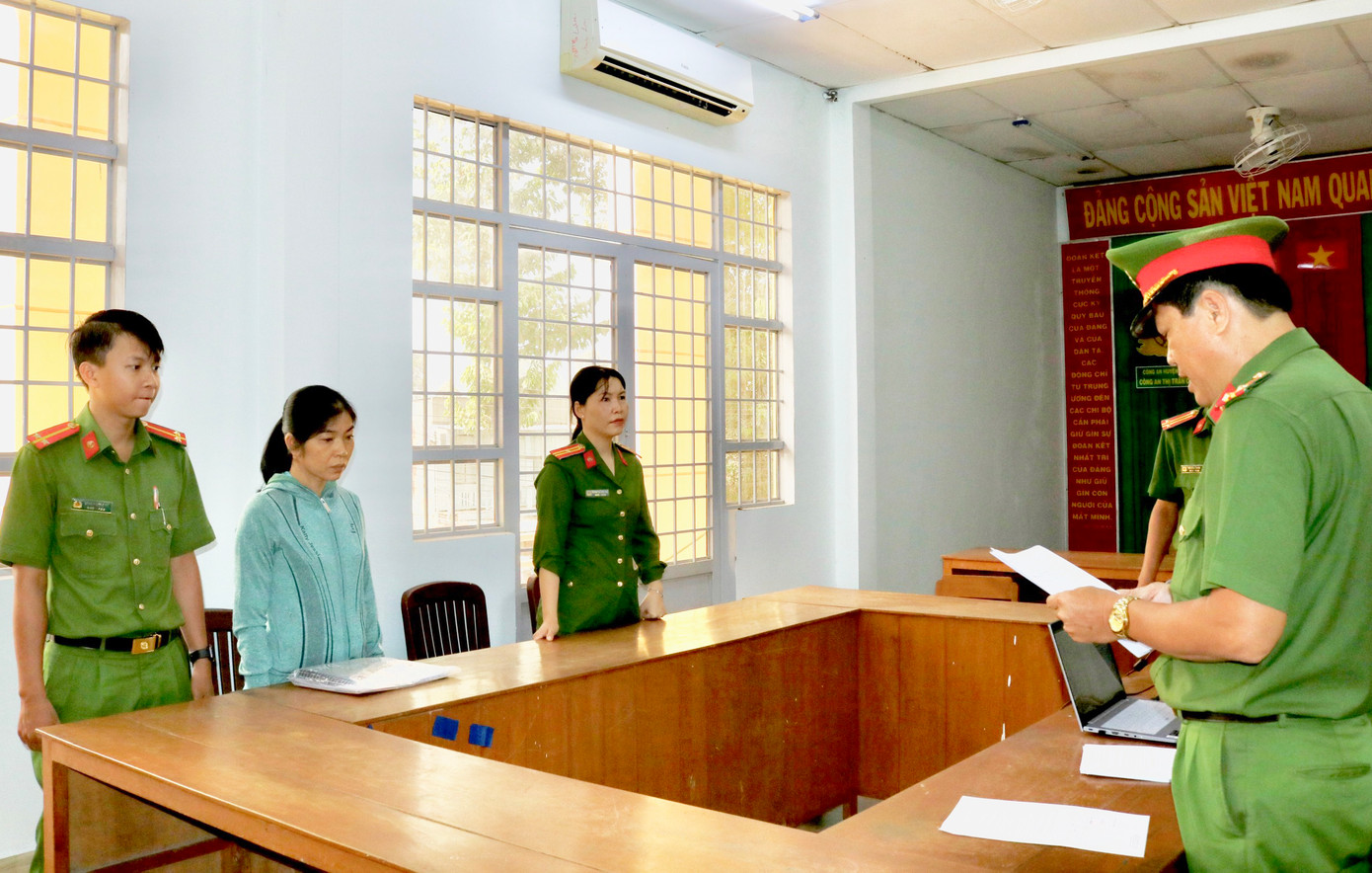 Bị can Hoàng Thị Nga đang nghe tống đạt các quyết định. Ảnh: Nghiêm Túc.