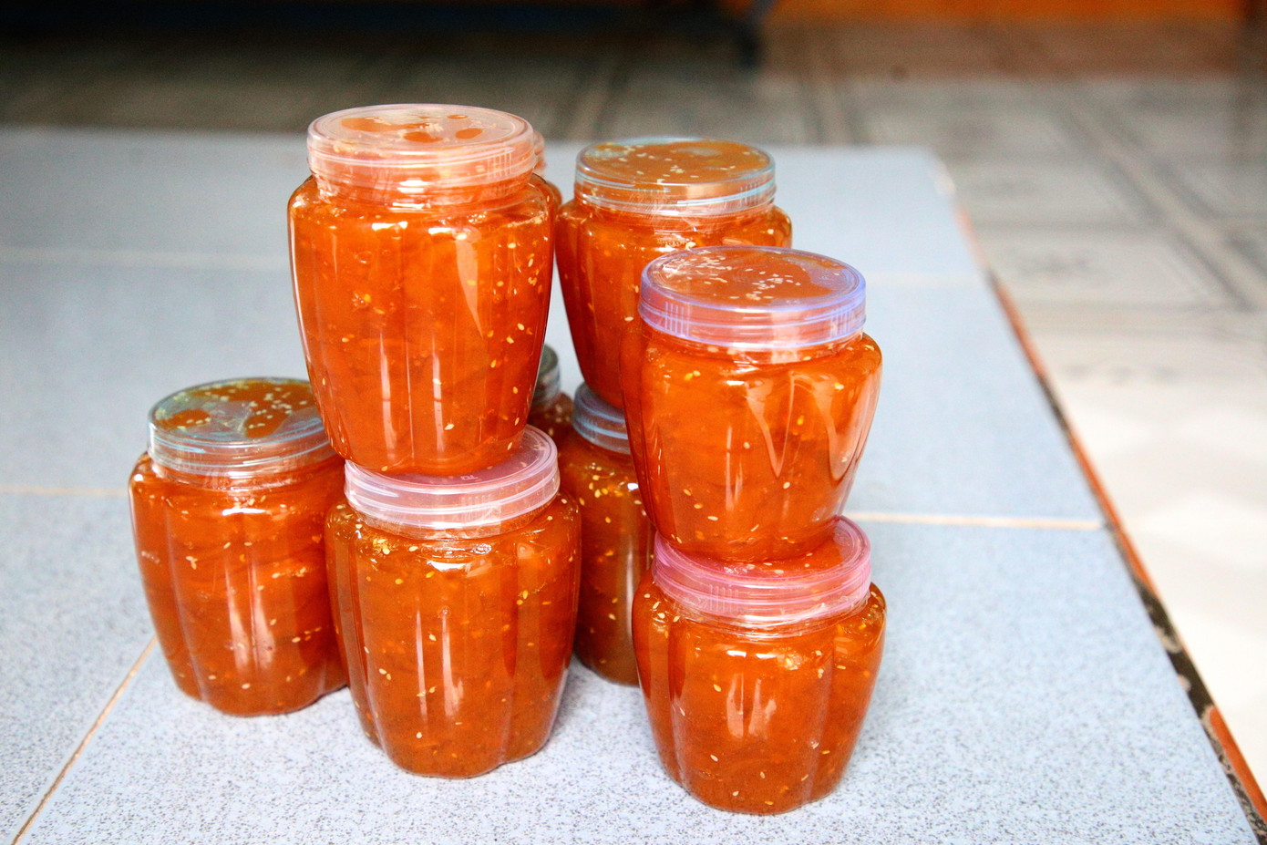 Ngoài bán thanh trà tươi, nhiều người còn bán mứt thanh trà và thanh trà muối để tăng thêm thu nhập.