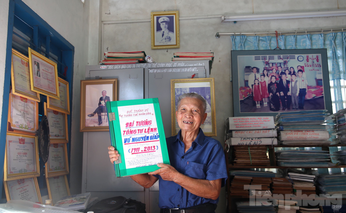 Ông Trần Văn Dụy và các trang tư liệu về Đại tướng Võ Nguyên Giáp. Ông Trần Văn Dụy và các trang tư liệu về Đại tướng Võ Nguyên Giáp.