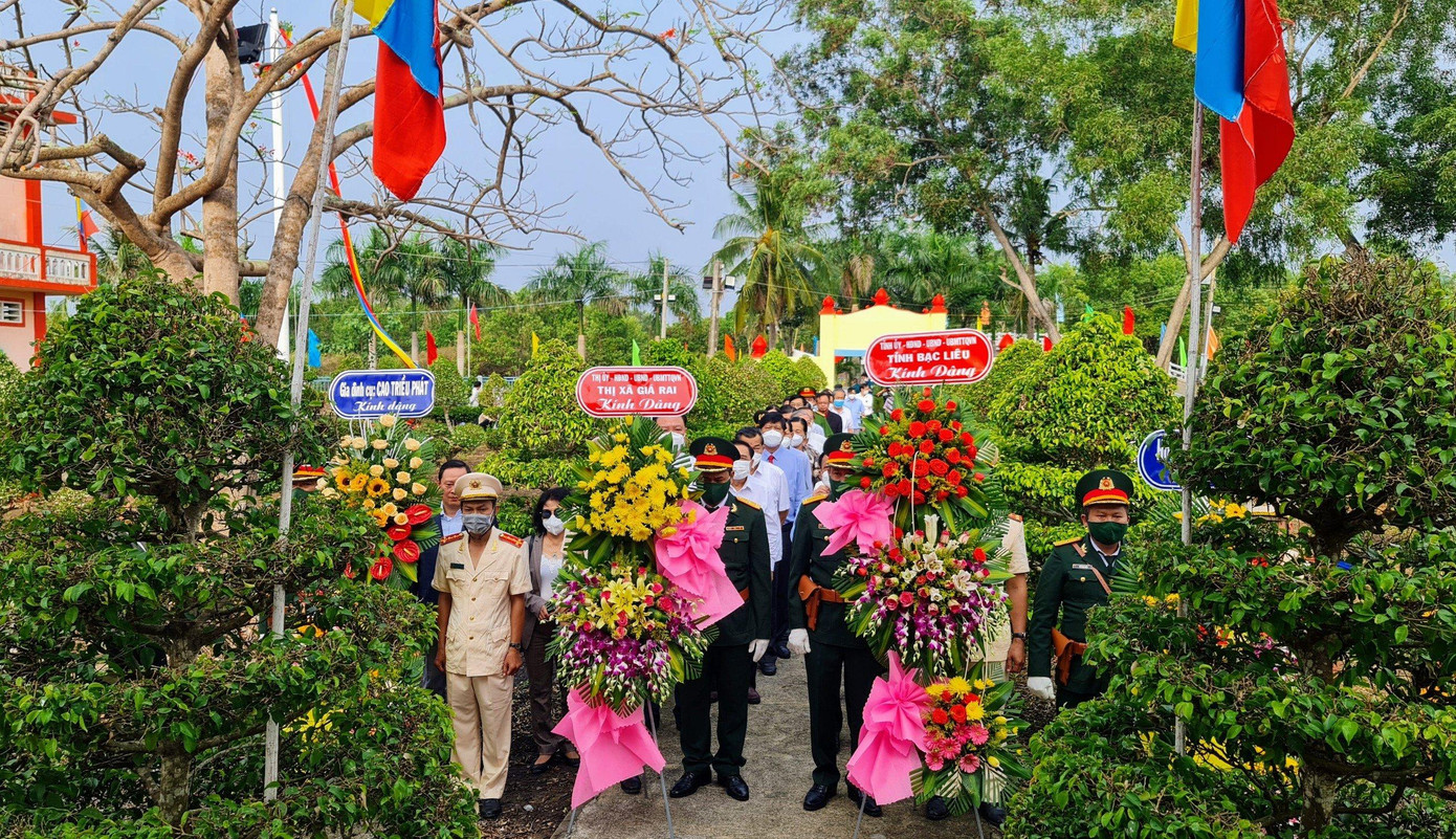 Lễ dâng hoa tưởng niệm những liệt sĩ hi sinh trong trận đánh Giồng Bốm. Lễ dâng hoa tưởng niệm những liệt sĩ hi sinh trong trận đánh Giồng Bốm.