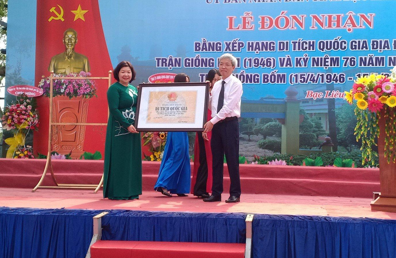 Đại diện Bộ Văn hóa - Thể thao và Du lịch (bìa phải) trao bằng xếp hạng Di tích Quốc gia địa điểm trận Giồng Bốm năm 1946 cho đại diện UBND tỉnh Bạc Liêu. Đại diện Bộ Văn hóa - Thể thao và Du lịch (bìa phải) trao bằng xếp hạng Di tích Quốc gia địa điểm trận Giồng Bốm năm 1946 cho đại diện UBND tỉnh Bạc Liêu.