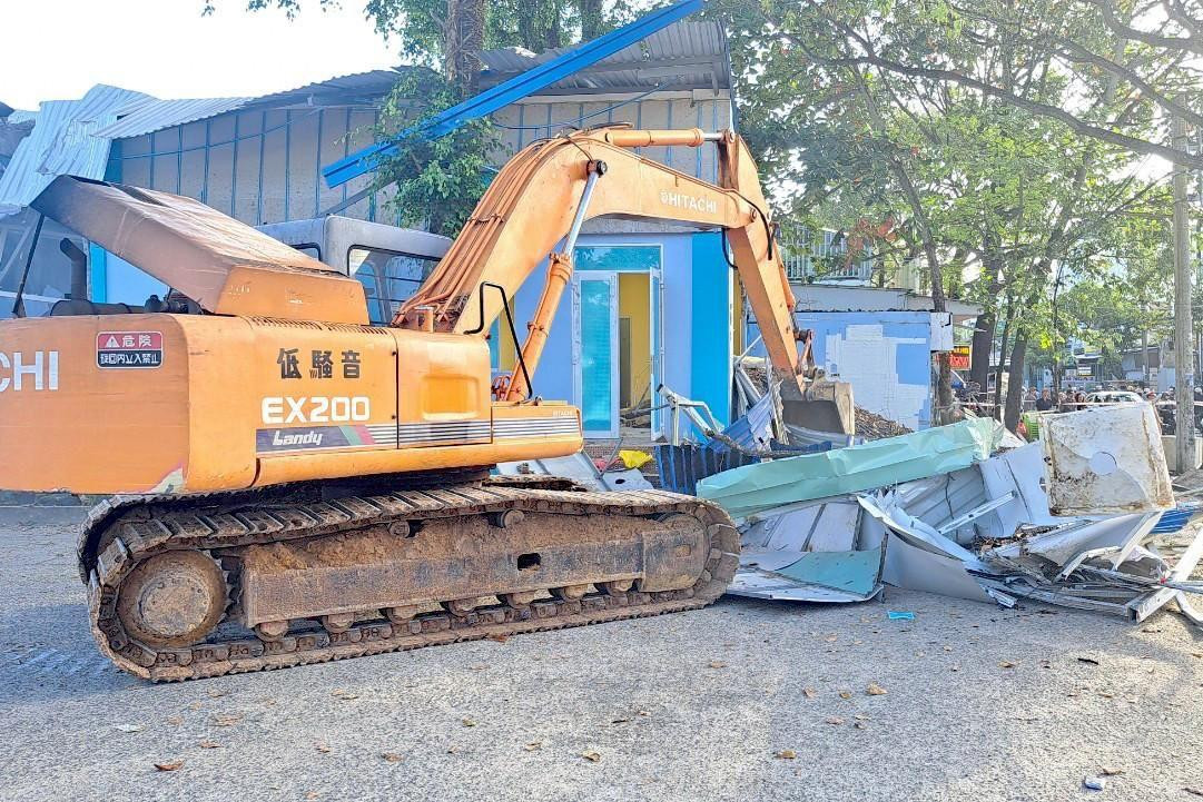 Xe cơ giới cưỡng chế các hạng mục kiên cố của công ty xe buýt. Xe cơ giới cưỡng chế các hạng mục kiên cố của công ty xe buýt.