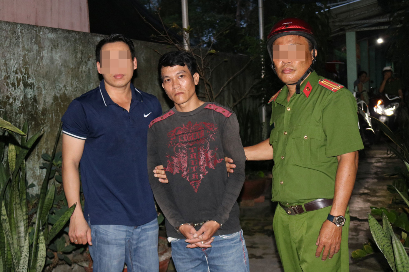 Lực lượng chức năng bắt giữ Nguyễn Ngọc Đoàn về hành vi tàng trữ vũ khí quân dụng.